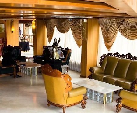 The Shelton Grand Hotel Bangalore Extérieur photo