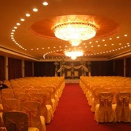 The Shelton Grand Hotel Bangalore Extérieur photo