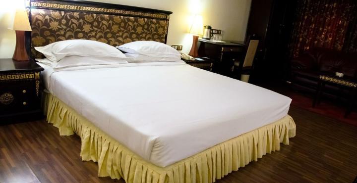 The Shelton Grand Hotel Bangalore Extérieur photo