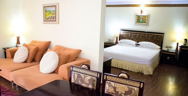 The Shelton Grand Hotel Bangalore Extérieur photo