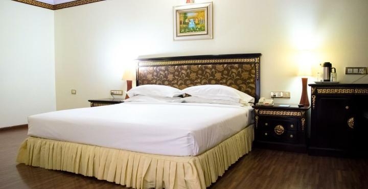 The Shelton Grand Hotel Bangalore Extérieur photo