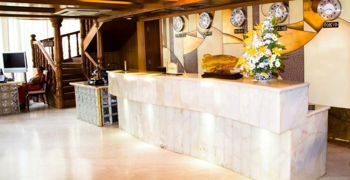 The Shelton Grand Hotel Bangalore Extérieur photo