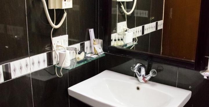 The Shelton Grand Hotel Bangalore Extérieur photo