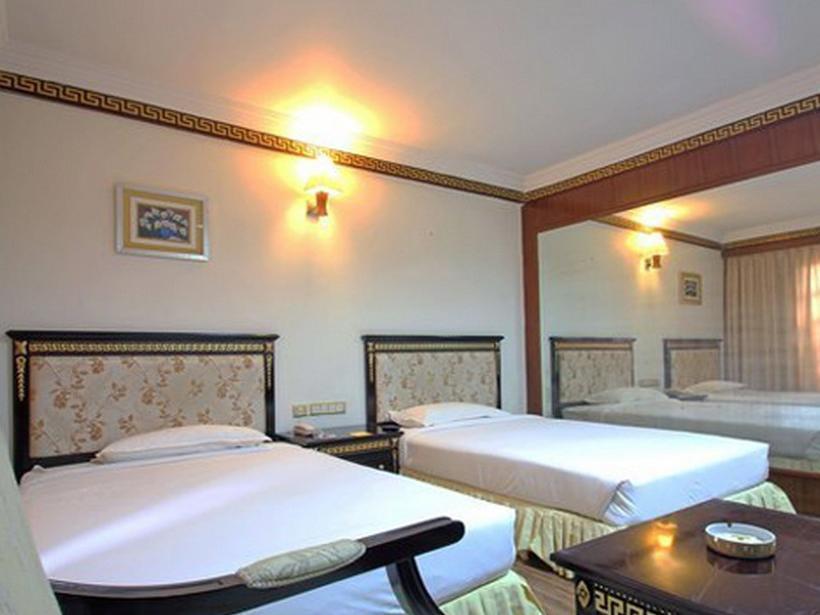 The Shelton Grand Hotel Bangalore Extérieur photo