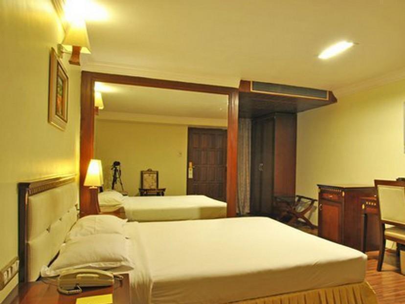 The Shelton Grand Hotel Bangalore Extérieur photo