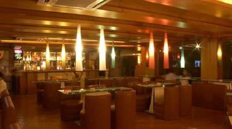 The Shelton Grand Hotel Bangalore Extérieur photo