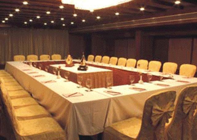 The Shelton Grand Hotel Bangalore Extérieur photo