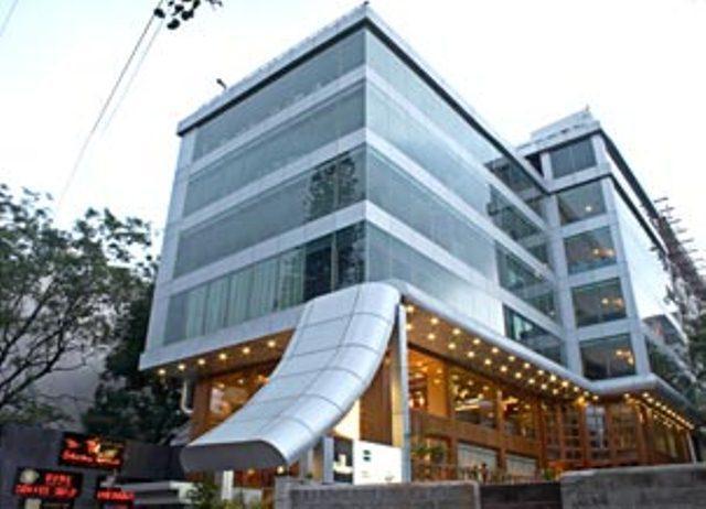 The Shelton Grand Hotel Bangalore Extérieur photo